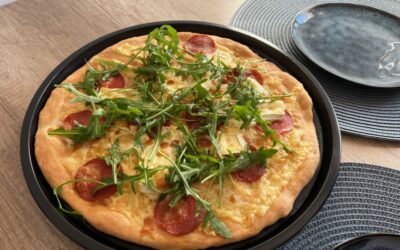 Pizza domowa – przepis na blachę