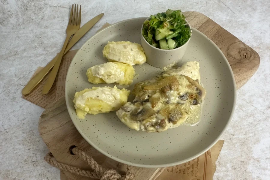 Kurczak w zupie cebulowej i śmietanie – przepis