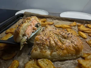 Łosoś w cieście francuskim ze szpinakiem i fetą